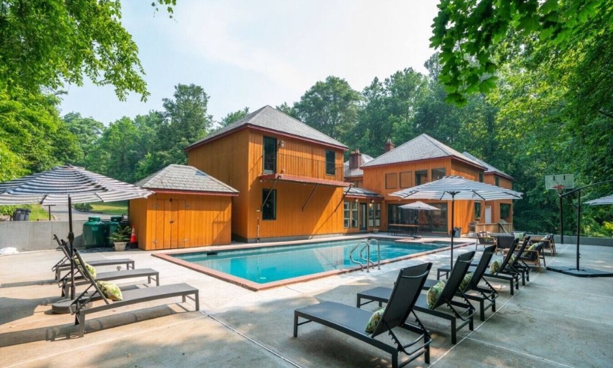 White Plains House | White Plains Midterm Jacuzzi Heated Pool Game Room