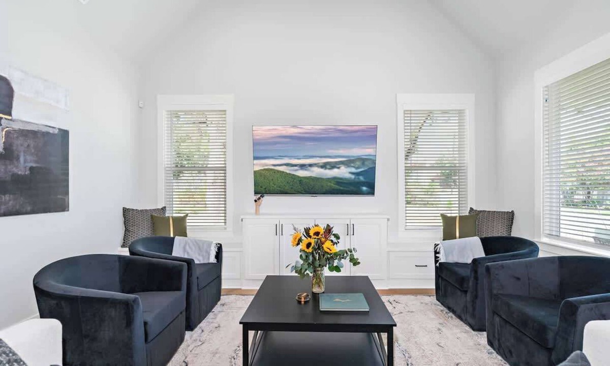 Waco House | White Retreat- 3 King Suites!