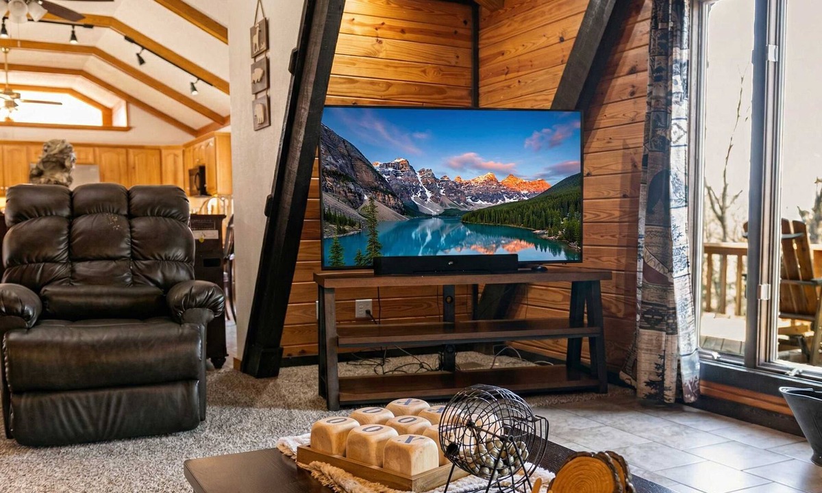 Lone Rock House | White River Escape with BBQ & Private Backyard