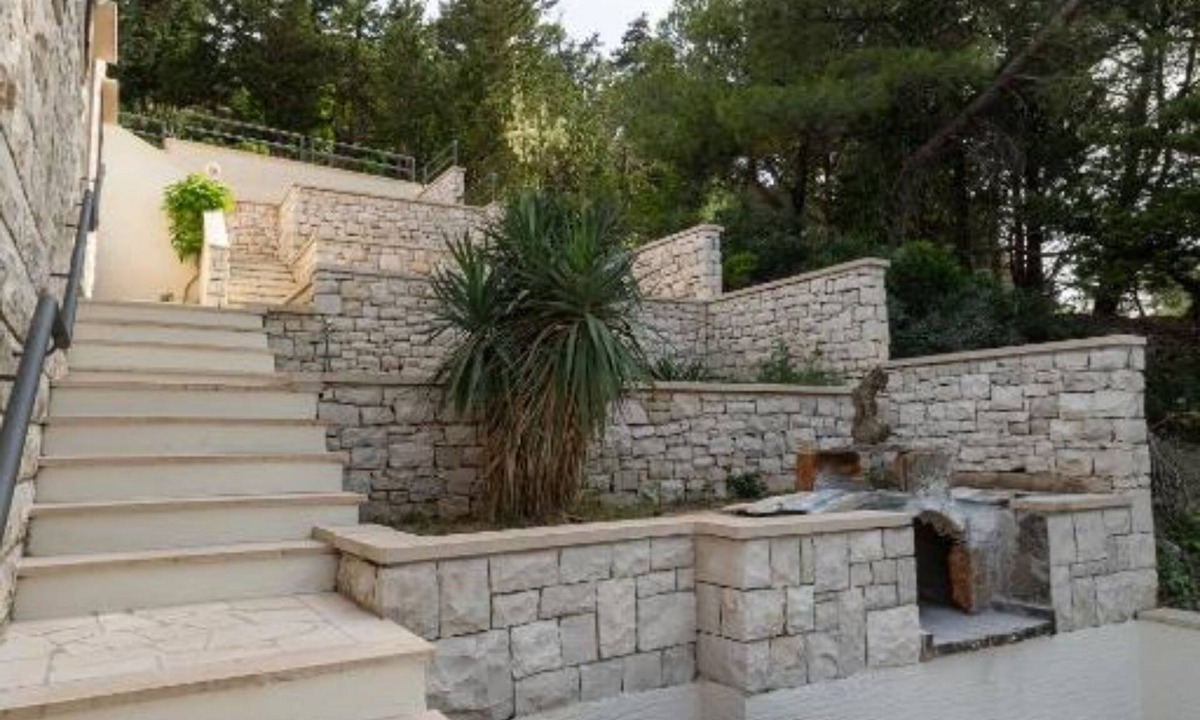 Pucisca House | White Stone House