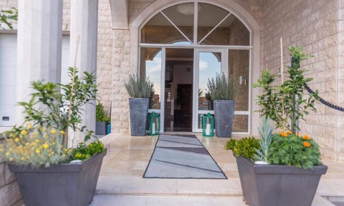 Promajna Bed & Breakfast | White Stone Villa