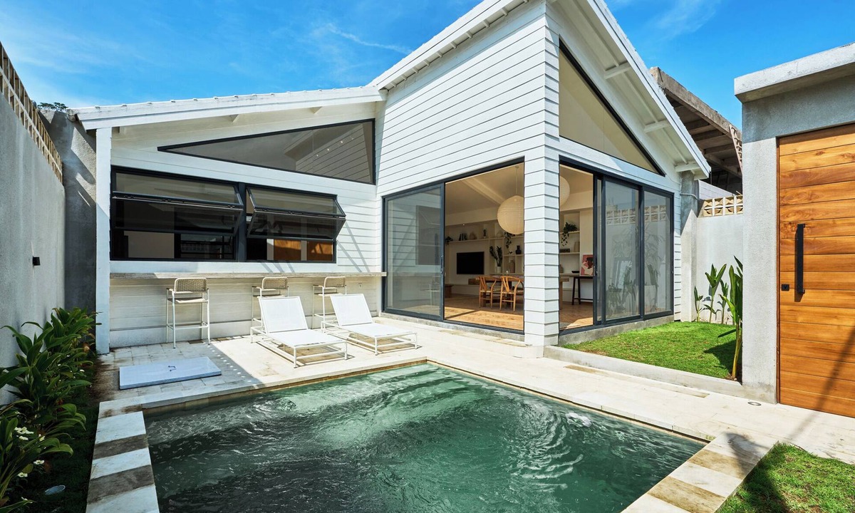 Bengkel Villa | White Villa by Betterplace