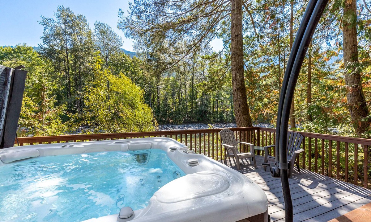 Skykomish House | White Water Retreat - riverfront, pet friendly, hot tub