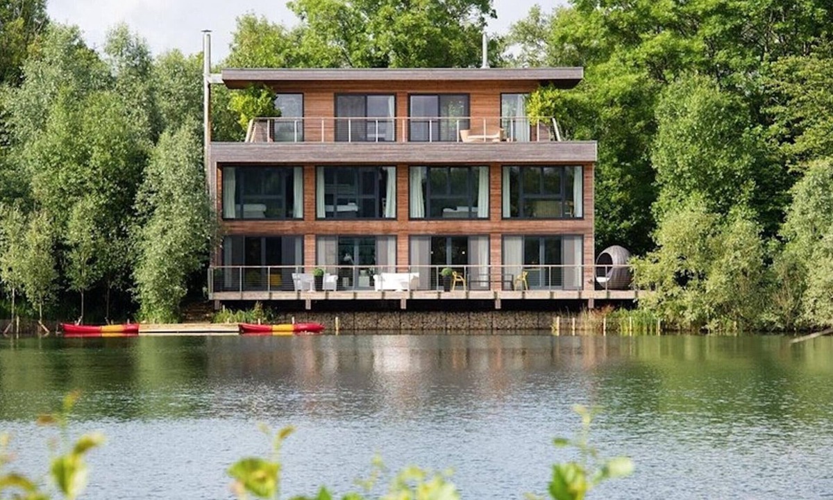 Lechlade House | White Willow Lodge in Cotswolds