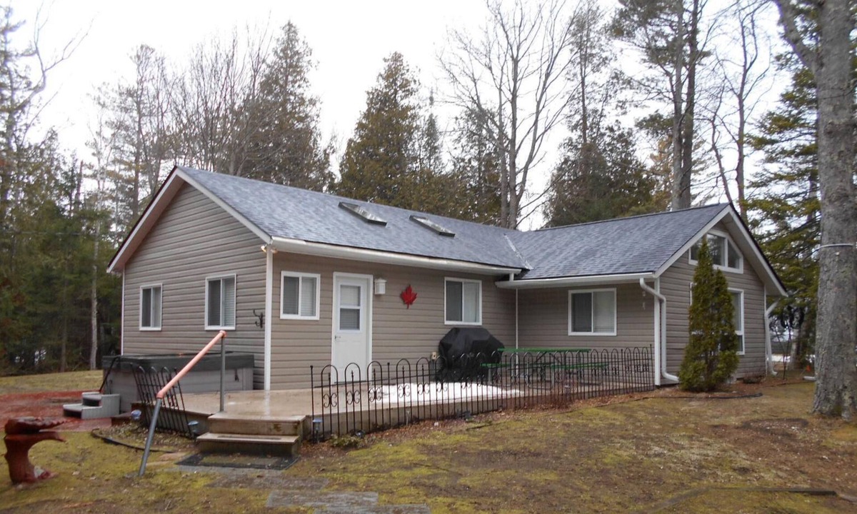 Sauble Beach House | Whitecaps Cottage | Near BEACH | AC | Hot Tub | PET Friendly
