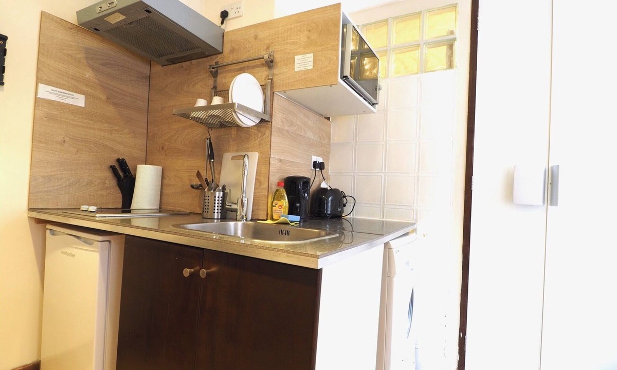 Stepney Green Apartment | Whitechapel Studio with Bathroom & Kitchen 2S