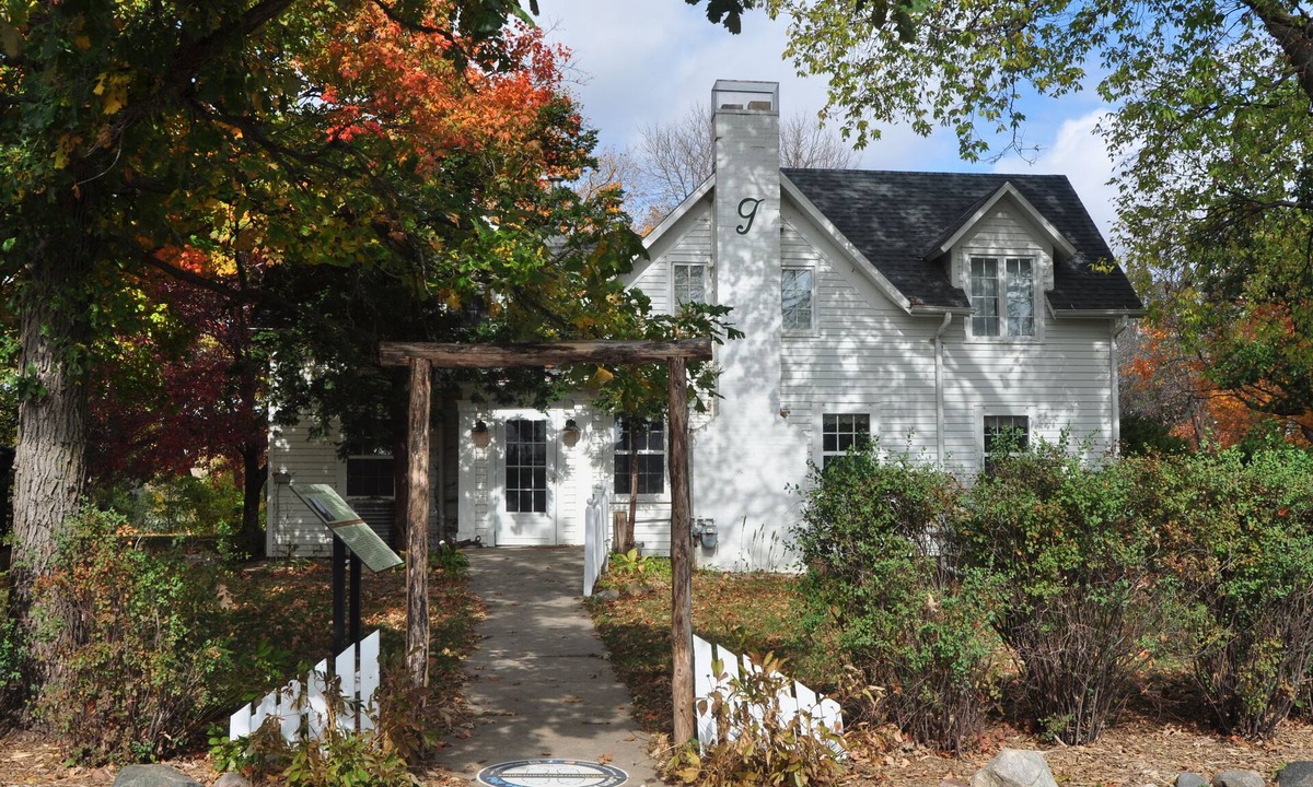 Coon Rapids Apartment | Whiterock Conservancy