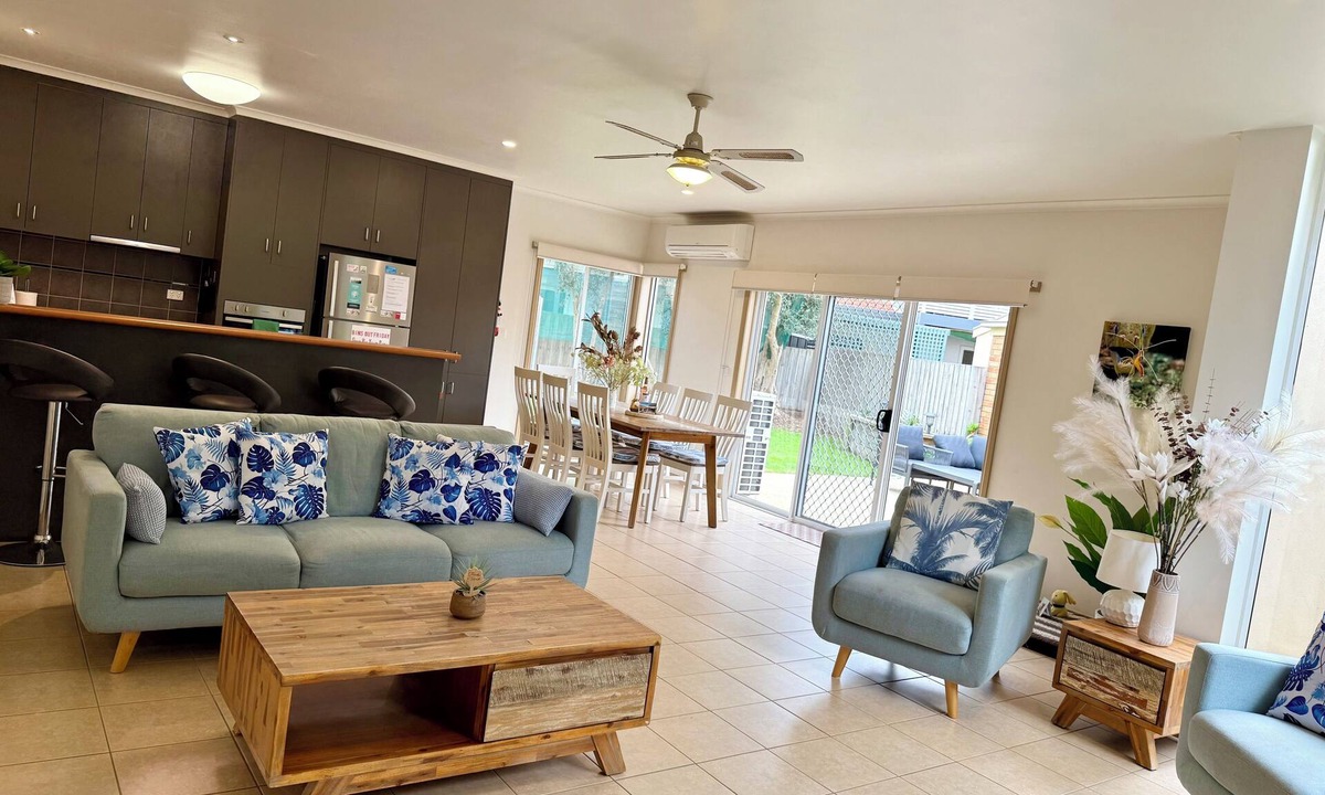 Torquay House | Whites Retreat (The Esplanade)