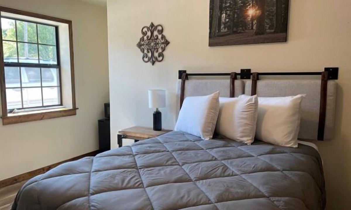 Sedan Hotel | Whitetail Inn