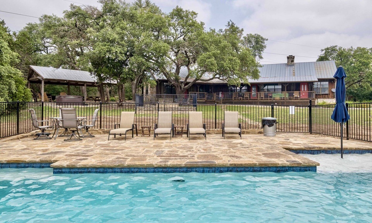 San Marcos House | Whitetail Oaks - Rustic Charm Meets Fun! Private Pool & Pickleball on 34 Acres