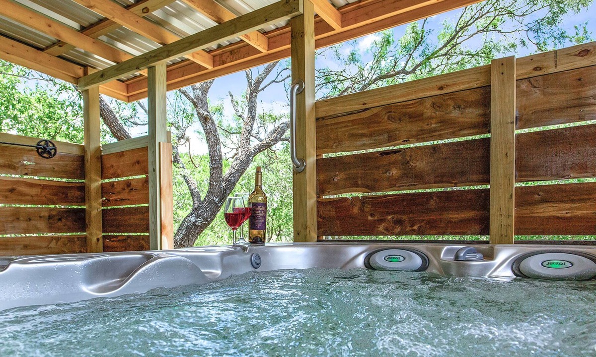 Llano Cabin | Whitetail Oaks Texas Star Cabin | Hill Country Views | Whirlpool Tub | Fire pit | NO PETS