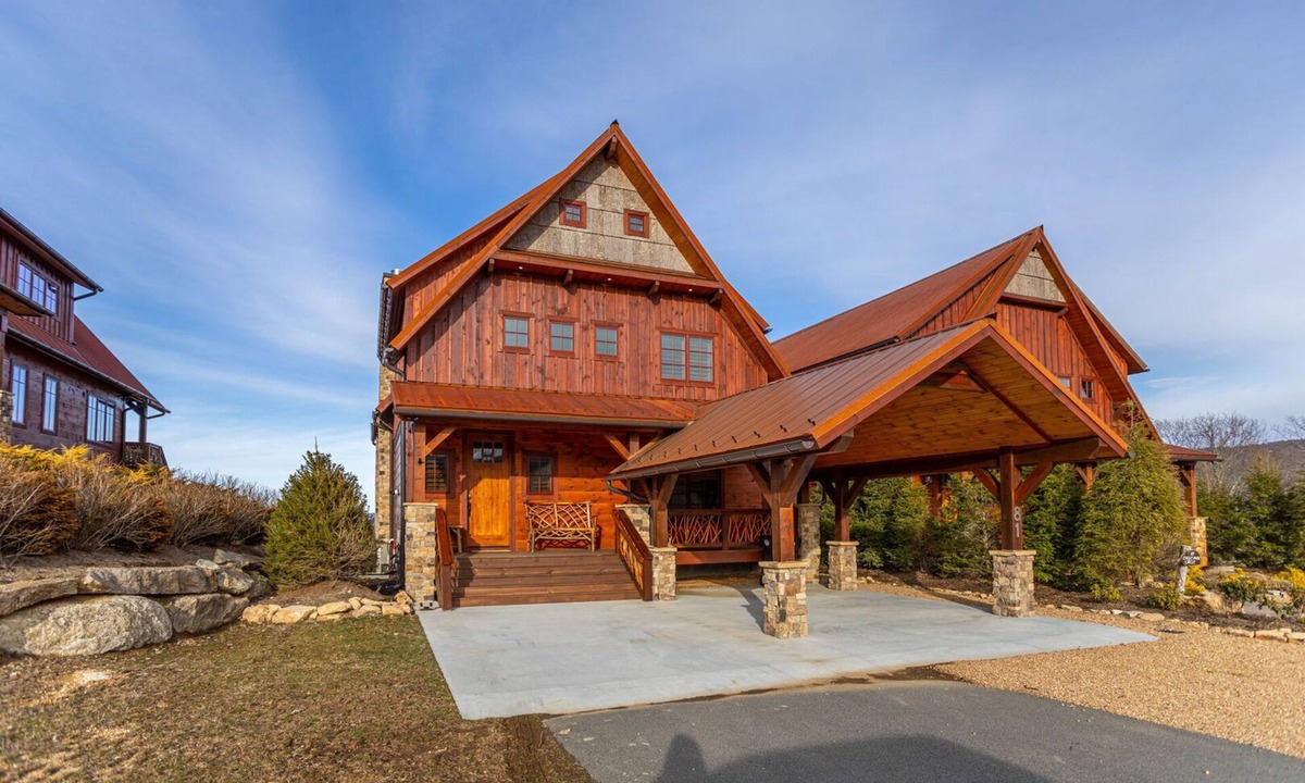 Elk Park Cabin | Whitetail Ridge Lodge - Eagles Nest, long range views, three masters