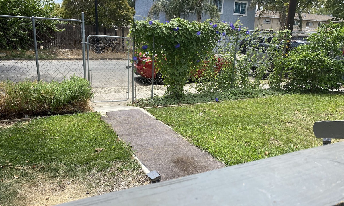 Old North Sacramento Hostel | WHOLE Family - Barrette - Hostel