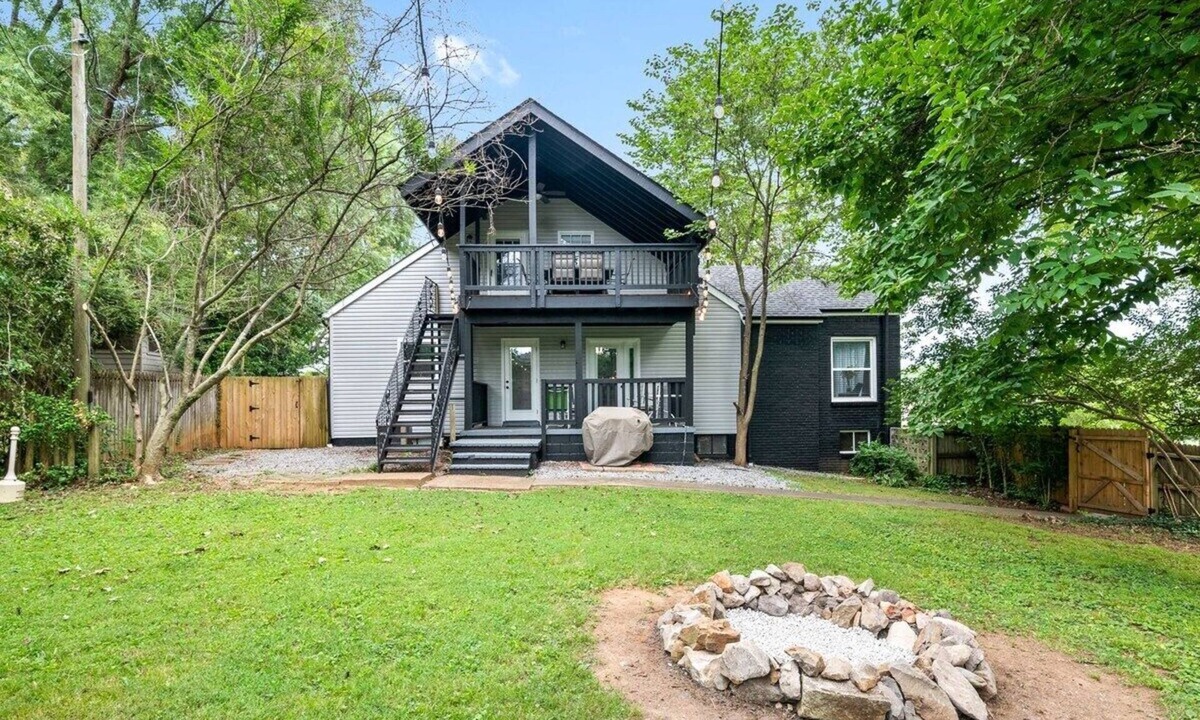 Clarksville Cottage | Whole Home 102 Madison Ter