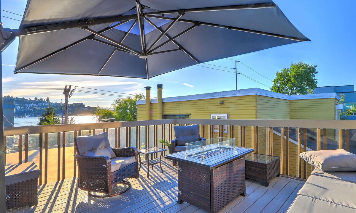 Eastlake Condo | Whole Home Walk to Fred Hutch 2BR with Deck