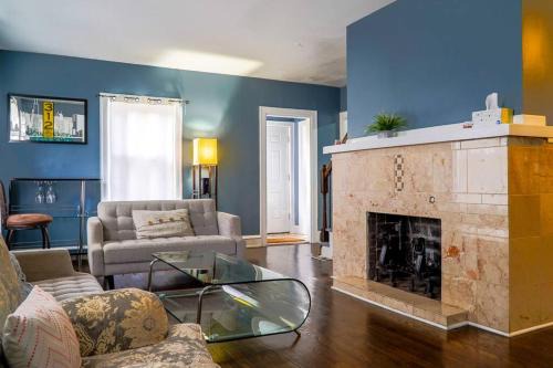 Maywood House | Whole house near city with private parking