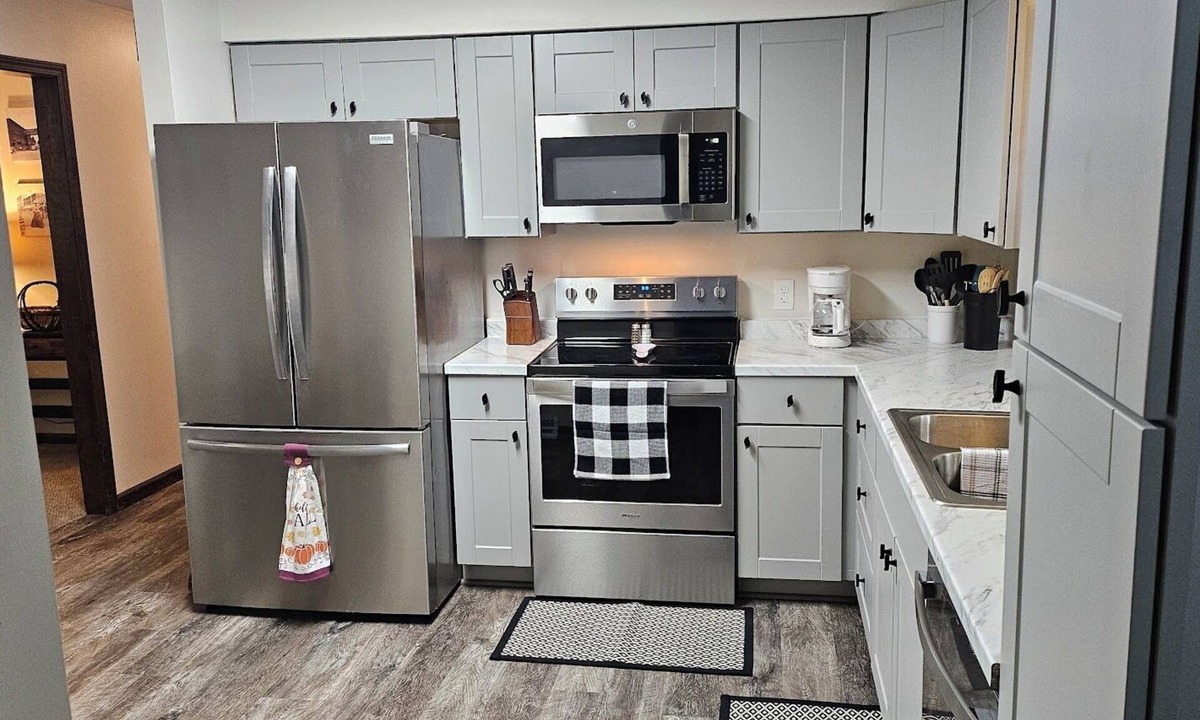 Janesville Condo | Whole House - Sleeps 6 - Remodeled Kitchen & Bath - Near I-90 - North Side Jvl