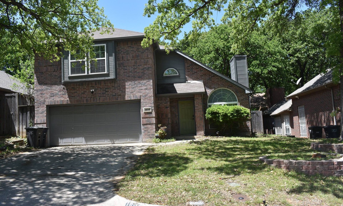 Ederville House | Why rent a hotel room when you can rent a home 7.9 miles from Globe Field