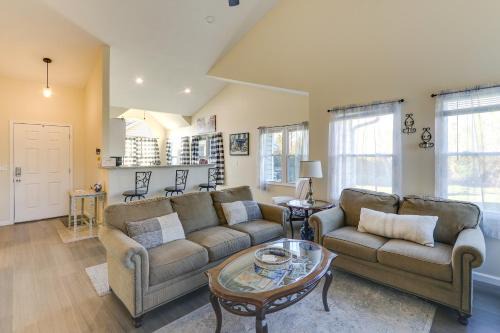 Greenwich House | Wichita Townhome w/Patio: 9 Mi to Downtown!