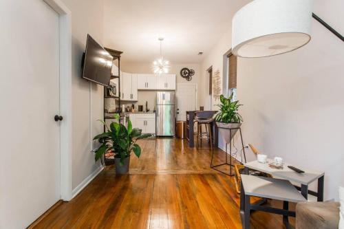 Pulaski Park Apartment | Wicker Park 1-BR Walk to Train & Grocery Easy Downtown Access