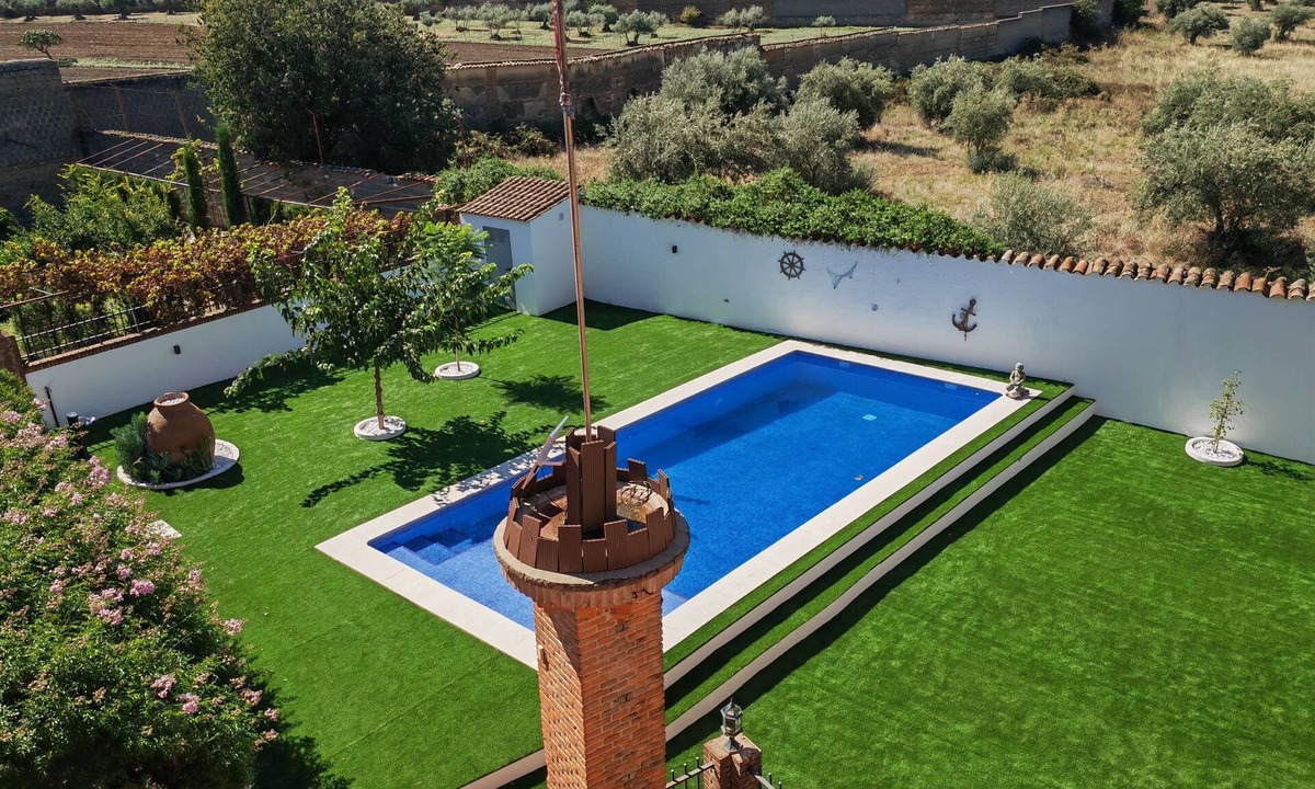 La Calzada de Oropesa Cottage | Wide Casa Rural for to 16 persons, ideal for family and friends with games room.
