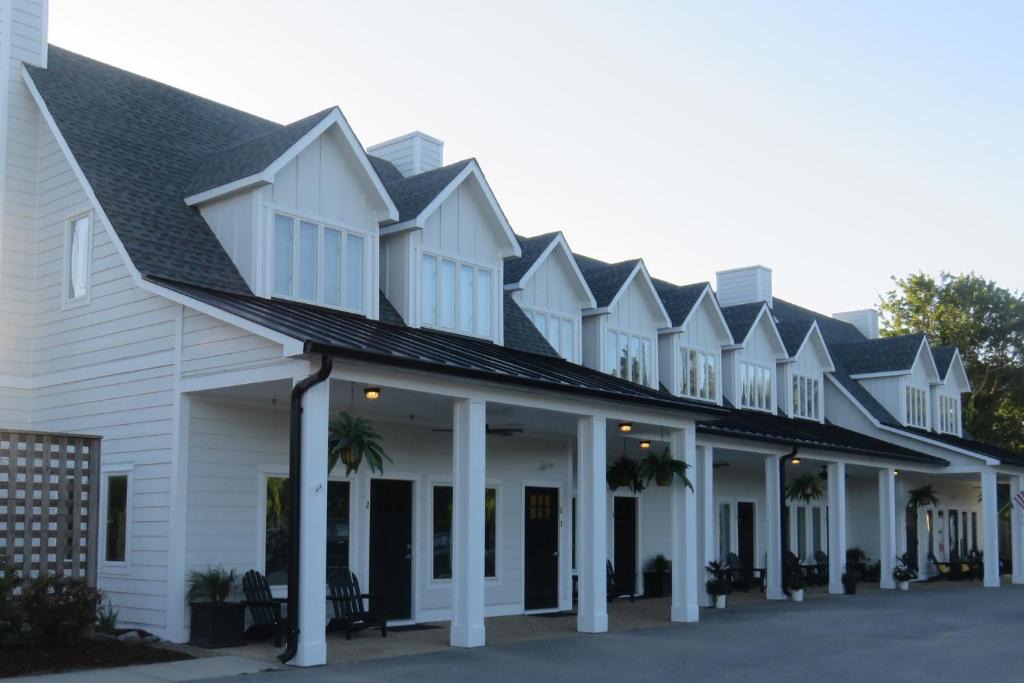Corolla Hotel | Wild Horse Inn