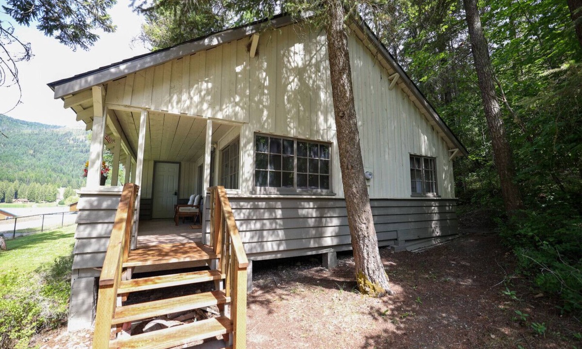 Colville Cabin | Wilderness West Resort Cabin 7