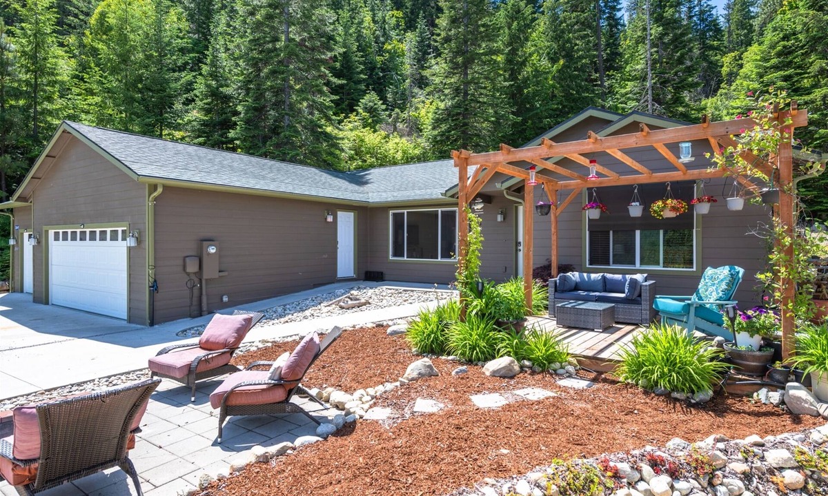 Leavenworth House | Wildflower Villa -Beautiful Setting with a Scenic