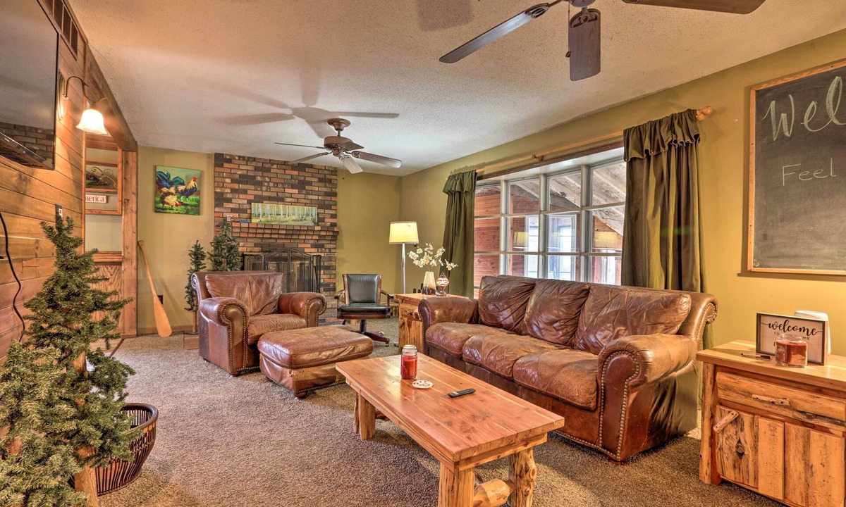 Columbia Cottage | 'Wildlife Lodge' Columbia Retreat off I-70!