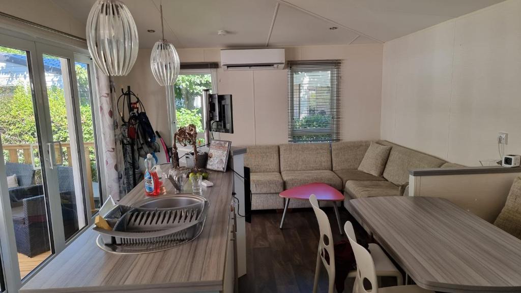 Gastes Other | Willerby, baie vitrée, ilot, terrasse profonde