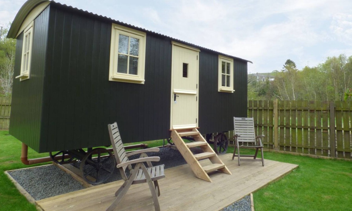 Haltwhistle Cabin | WILLIAM'S HIDE, pet friendly, with open fire in Haltwhistle
