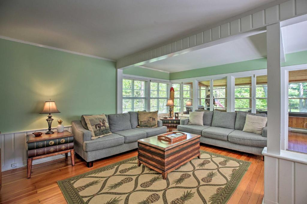 Williams Bay House | Williams Bay Home with Fire Pit 1 Mi to Lake and Beach