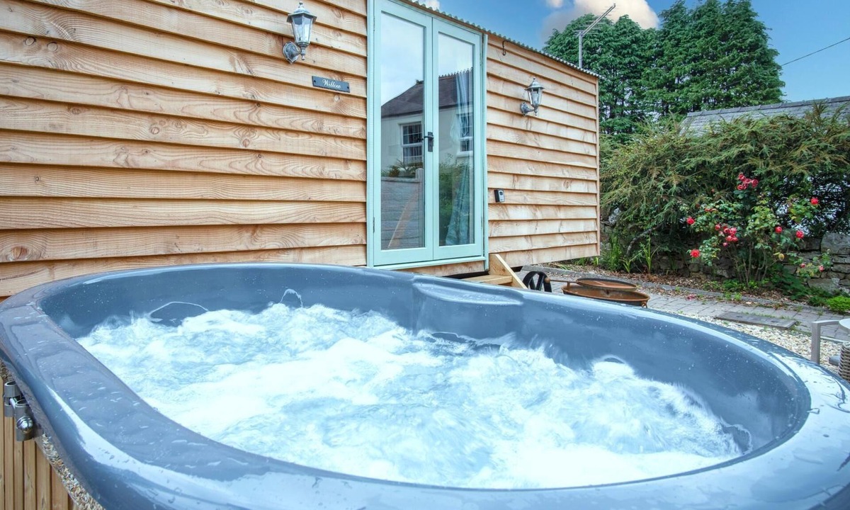 Amroth Cottage | Willow - 1 Bedroom Shepherd's Hut - Amroth