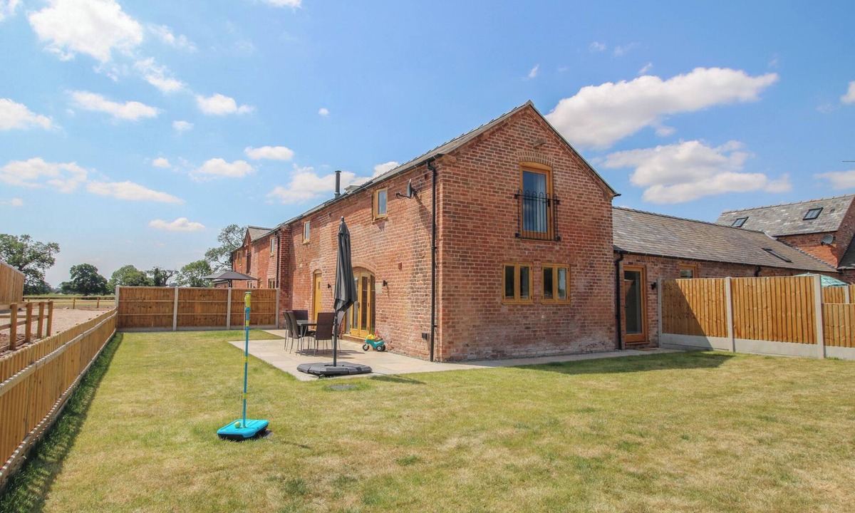 Loppington Cottage | WILLOW BARN, pet friendly, with open fire in Wem