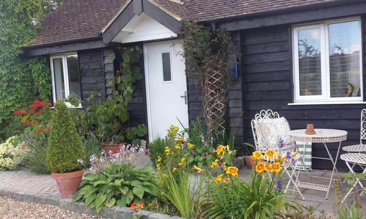 Harrietsham Cottage | Willow Cottage in idyllic Kent setting.