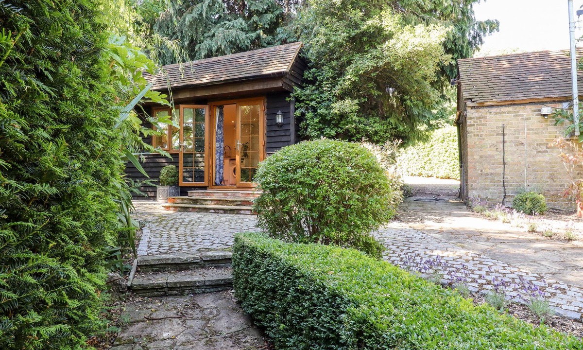 Dartford Cottage | WILLOW COTTAGE, romantic, with pool in Dartford