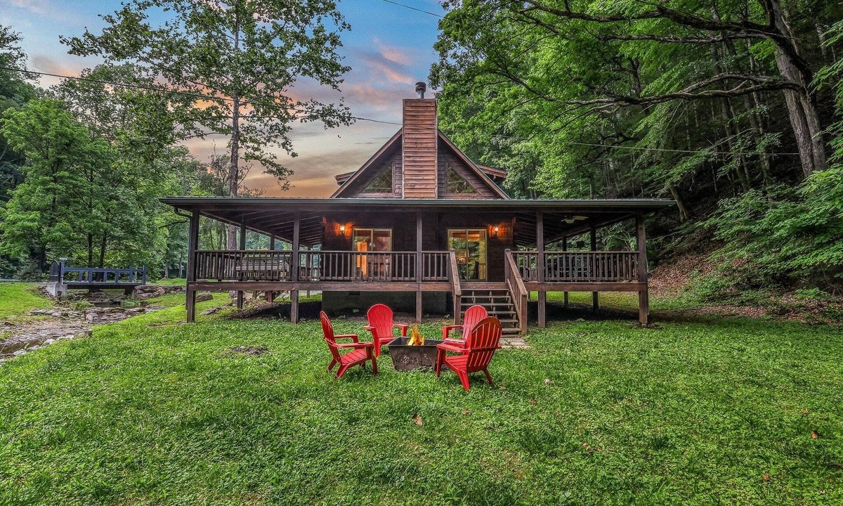 Townsend Cabin | Willow Creek 2 Bedroom Cabin by RedAwning