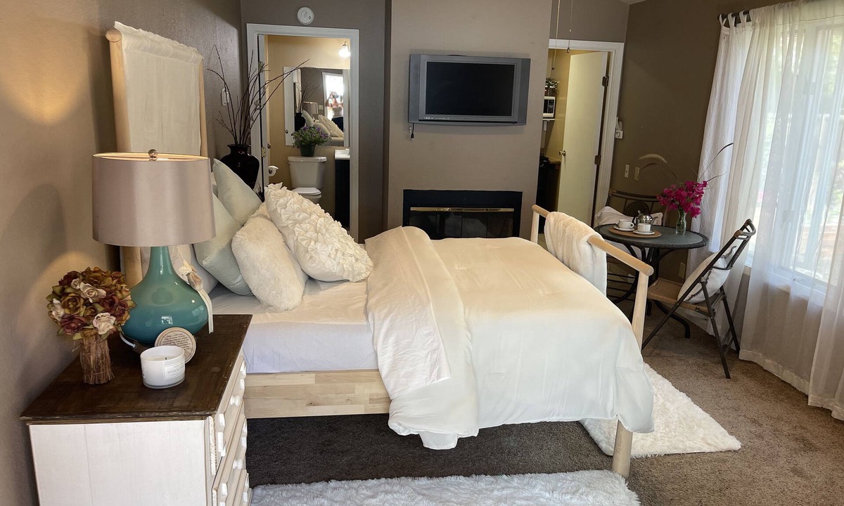 Willow Glen Apartment | Willow Glen Hideaway - Charming Cottage with Hot Tub