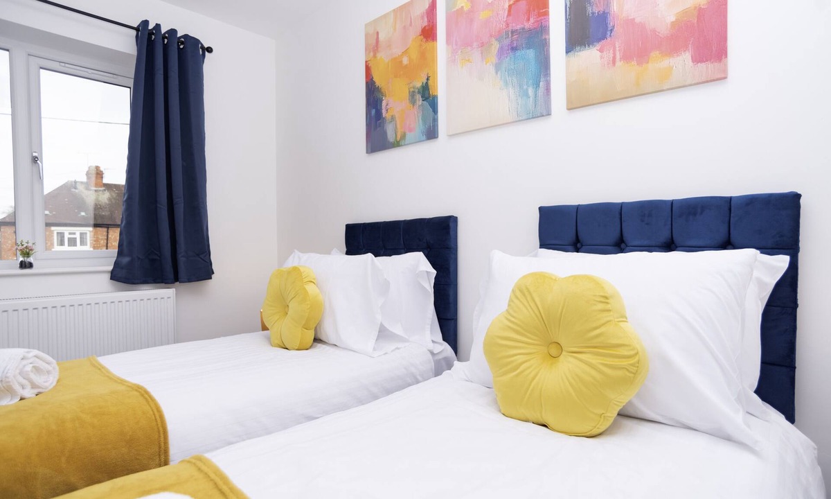 Coalbrookdale House | Willow House - Telford Centre - Parking - Sleeps 8