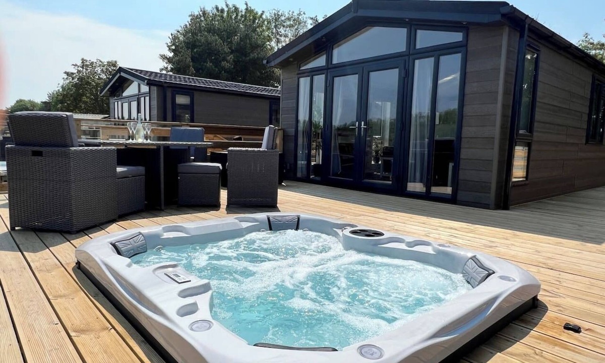 Frognall Cabin | Willow's Dog Friendly Lodge With Hot Tub