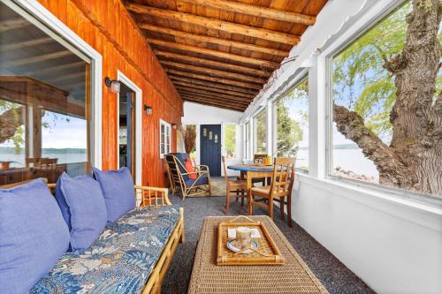Suttons Bay House | Willow Tree Cottage: Waterfront on Suttons Bay