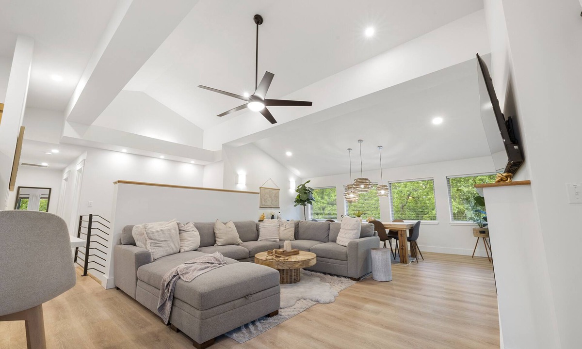 Indian Point House | Willow - Waterfront 6BR Estate - Branson’s Best Kept Secret