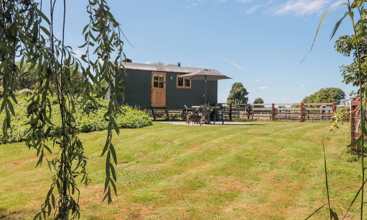 South Leigh Cottage | WILLOWDALE, pet friendly, with open fire in Witney