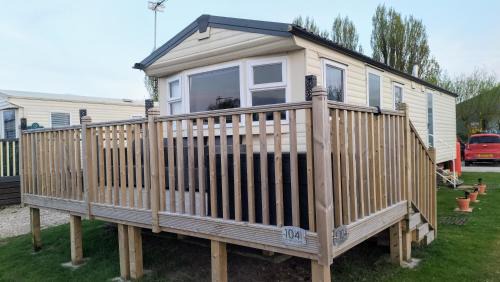 Crowle Resort | Willows 104 Caravan - 7 Lakes