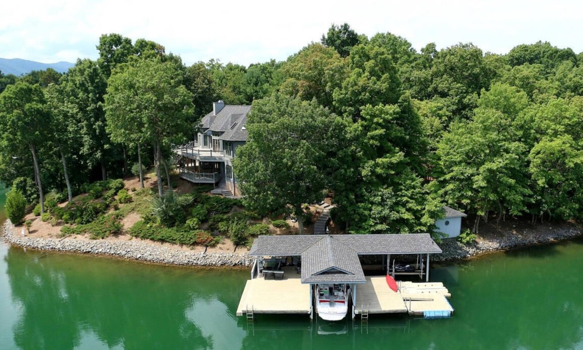 Huddleston House | Wind Family Estate-7000sq feet with 7 flex rooms!
