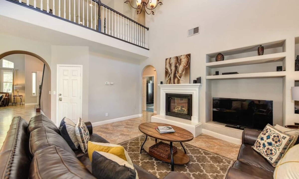 Westlake House | WIND HOUSE Luxury Next to Downtown OldTown Airport SleepTrain Arena Pool Sauna