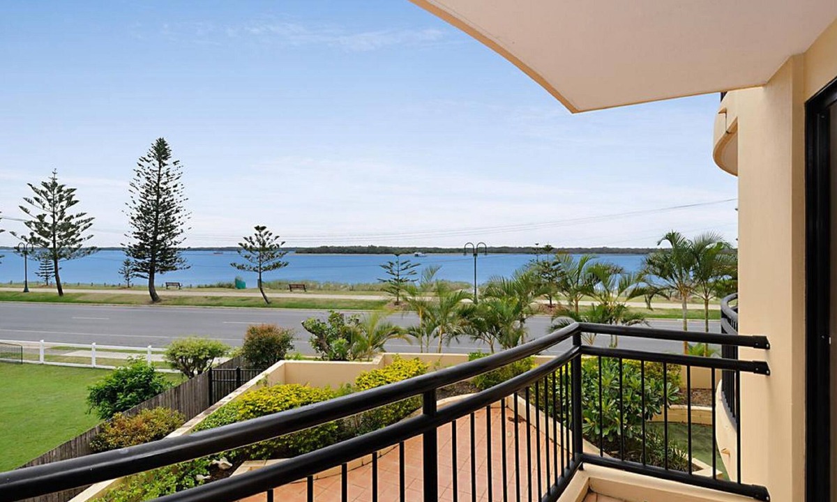 Biggera Waters Apartment | Windsurfer Resort