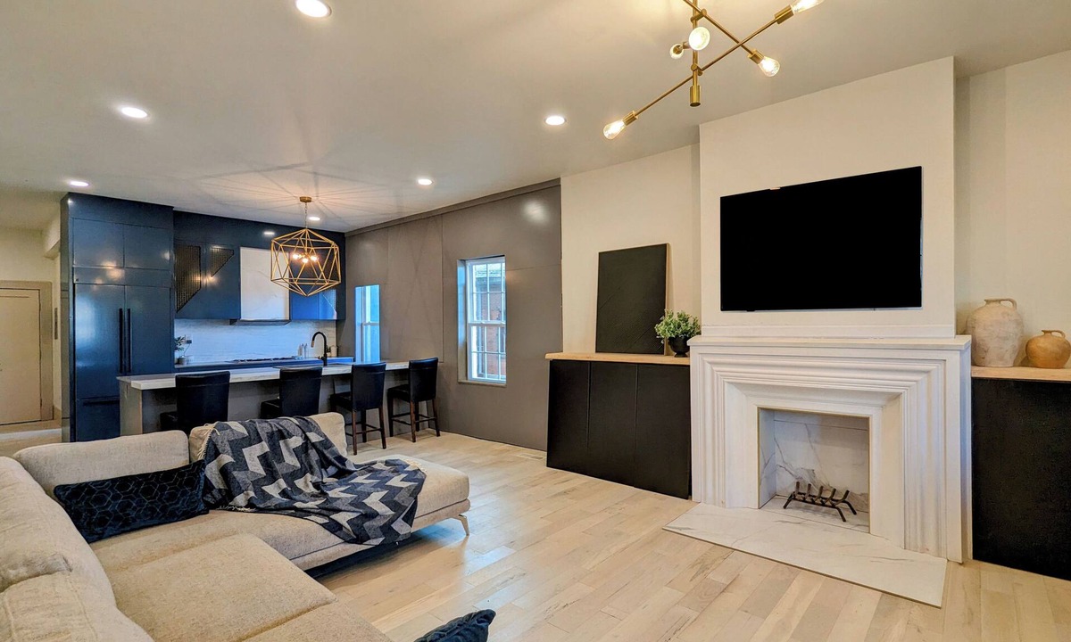 South Main Street Apartment | Wine, Dine, Walk! Designer Style & Prime Location Modern 1st Floor Apartment