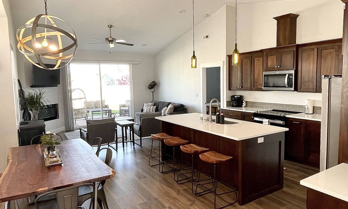 Prosser House | Wine Down the Townhome