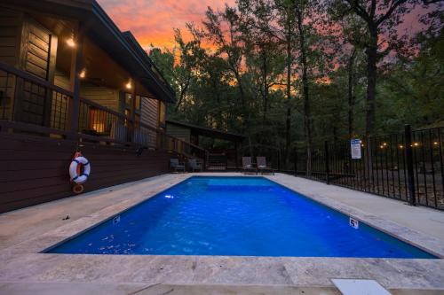 Broken Bow House | Wine Time 5 Bedroom Shuffleboard Hot Tub Fire Pit Play Set